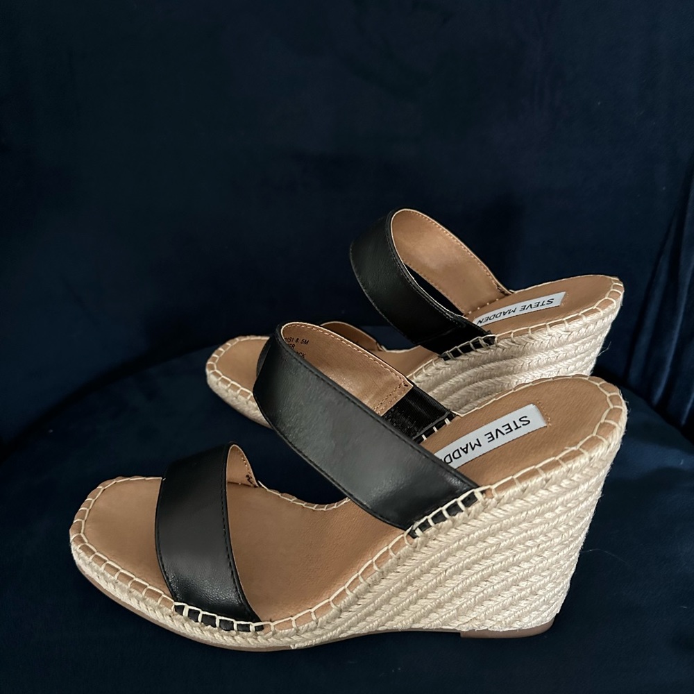 Brand new Steve Madden wedge. Size 8.5